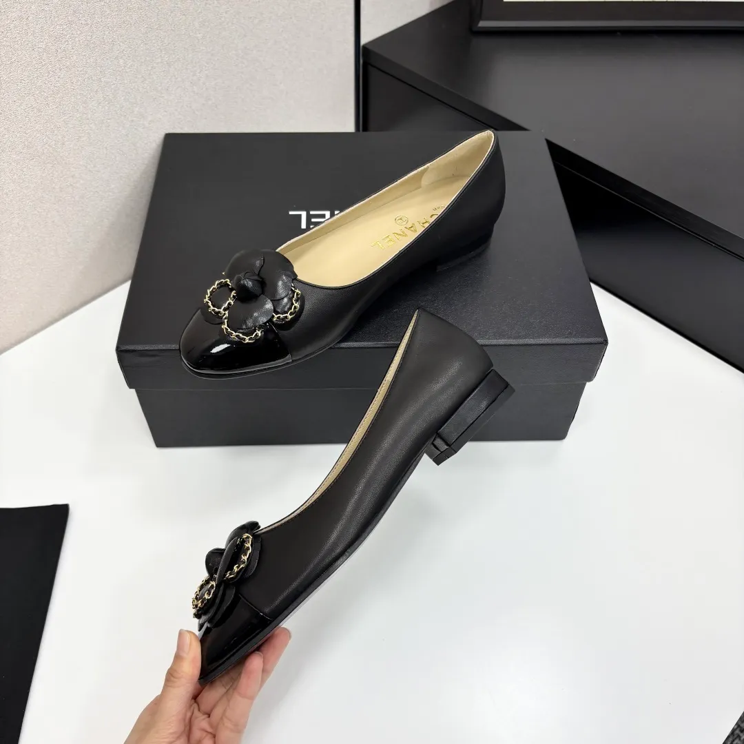 👟👟Ex-factory price 580👟👟 CHANEL｜Chanel Chanel 25C early spring new product Camellia series flat shoes This season’s Camellia series is really beautiful😍 Grandma Xiang’s family has always been elegant and ladylike, full of high-end sense! It’s very nice on the feet~ Whether worn barefoot or paired with skirts or trousers, it’s very versatile! Incomparably beautiful! Extraordinarily fairy 🧚 Overwhelmingly girly‼ ️ The upper is made of imported lambskin, the lining is made of mixed sheepskin, and the Italian A-grade leather outsole Size: 35-39 (40/41 customized)